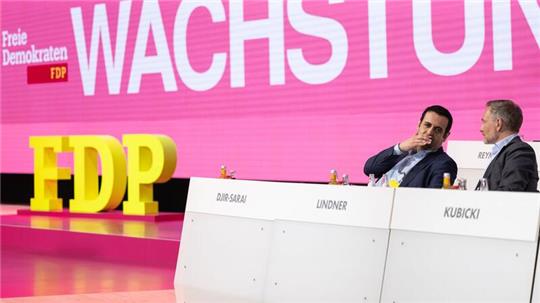 FDP-Generalsekretär Djir-Sarai (l) und Parteichef Lindner im Gespräch: Ihre Partei erneuert ihre Forderung nach einer echten Aktienrente nach schwedischem Vorbild.