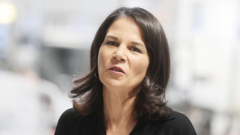Djir-Sarai: Grüne sollen Abschiebeoffensive nicht blockieren FDP-Generalsekretär Djir-Sarai wirft Außenministerin Baerbock eine „Blockadehaltung“ vor.