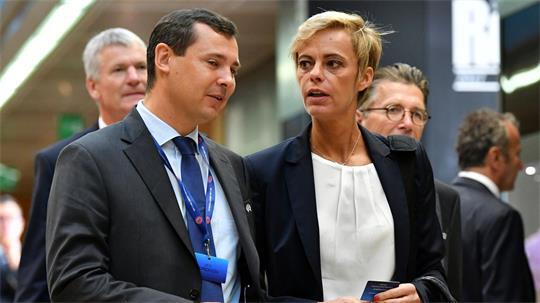 FIFA-Direktor Kevin Lamour (l) erhebt schwere Vorwürfe gegen Weltverbands-Chef Gianni Infantino. (Archivbild)