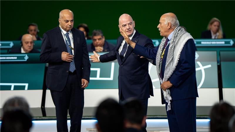 FIFA-Präsident Gianni Infantino (M) bittet den Präsidenten des Palästinensischen Fußballverbands, Jibril Rajoub (r), sich während des 76. FIFA-Kongresses neben den Vizepräsidenten des Israelischen Fußballverbands, Basim Sheikh Suliman, zu stellen.
