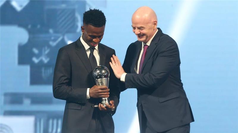 Gala in Doha: Vinícius Júnior als Weltfußballer geehrt FIFA-Präsident Gianni Infantino ehrte Vinícius Júnior bei einer Gala in Doha.