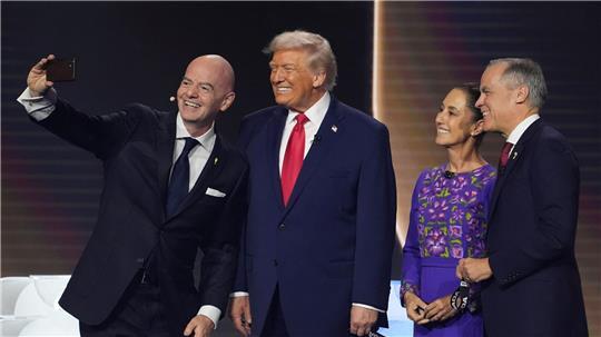 FIFA-Präsident Gianni Infantino (l-r) macht ein Selfie mit US-Präsident Donald Trump, der mexikanischen Präsidentin Claudia Sheinbaum und dem kanadischen Premierminister Mark Carney.