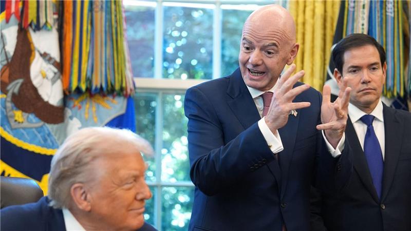 FIFA-Präsident Gianni Infantino (r) hält die USA als WM-Gastgeber für ein sicheres Land.