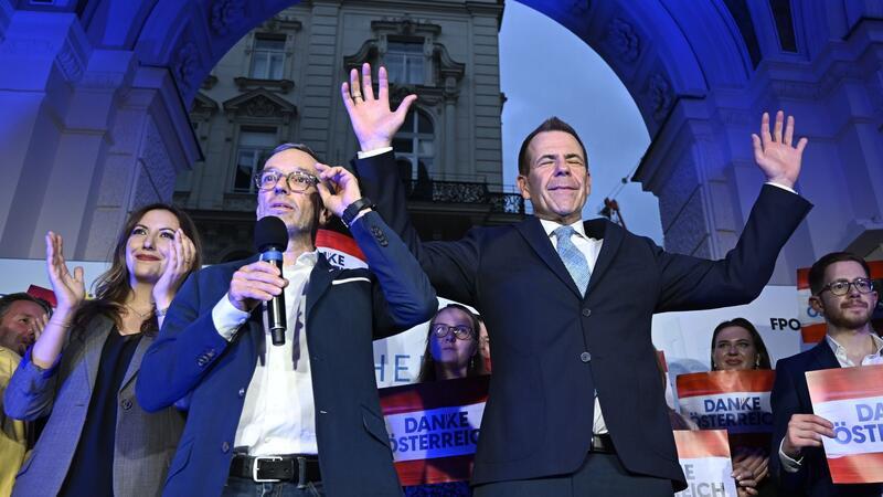 Rechte im Aufwind FPÖ-Bundesparteiobmann Herbert Kickl (l) und Spitzenkandidat Harald Vilimsky feiern auf einer Wahlparty.