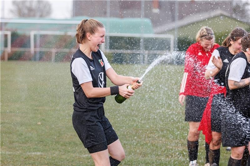 Mit Sektdusche und Tormusik: MuKus außergewöhnliches Fußball-Wochenende FSG-Torjägerin Lina Wiebusch feiert mit Sekt. Foto: Struwe/picselweb.de