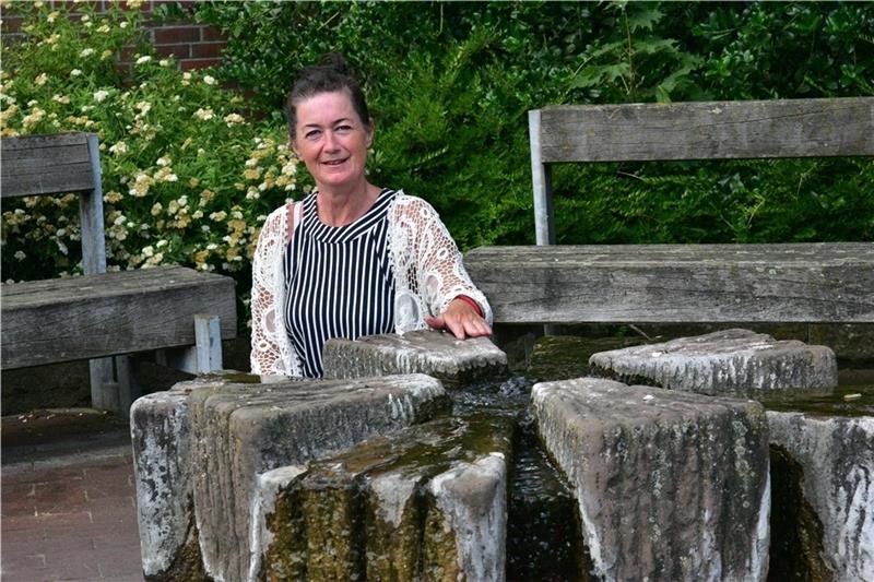 FWG-Ratsfrau Susanne de Bruijn am Brunnen auf dem Schmiedeplatz. Hier wünscht sie sich einen Trinkwasserbrunnen. Foto Beneke
