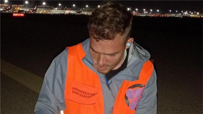 Fabian Beese bei einer Klimaklebe-Aktion auf einem Rollfeld des Flughafens Köln-Bonn, für die er sich jetzt mit einer Mitstreiterin verantworten muss. 