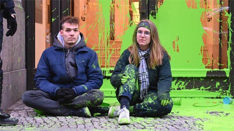 Letzte Generation: Zevener soll für Polizeieinsatz am Flughafen zahlen Fabian Beese bei seinen Aktionen mit Mitgliedern der Letzten Generation. Vor das Berliner Nobelhotel Adlon haben sie grüne Farbe gekippt, um auf Greenwashing hinter verschlossener Tür aufmerksam zu machen. Im Adlon fand zu dem Zeitpunkt ein Treffen von Gas-Lobbyisten mit Politikern statt.