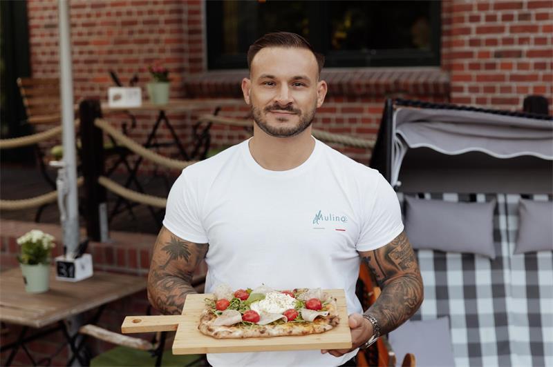 Fabian Benincasa präsentiert die Pinsa Mortadella. Die Speisekarte wird saisonal ergänzt, zum Beispiel mit Spargel oder Kürbis.