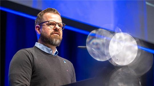 Fabian Drescher, Vize-Präsident von Hertha BSC, spricht bei einer Versammlung.
