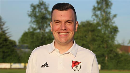 Fabian Gerdes grinst und trägt dabei ein Polohemd des MTV Wangersen.