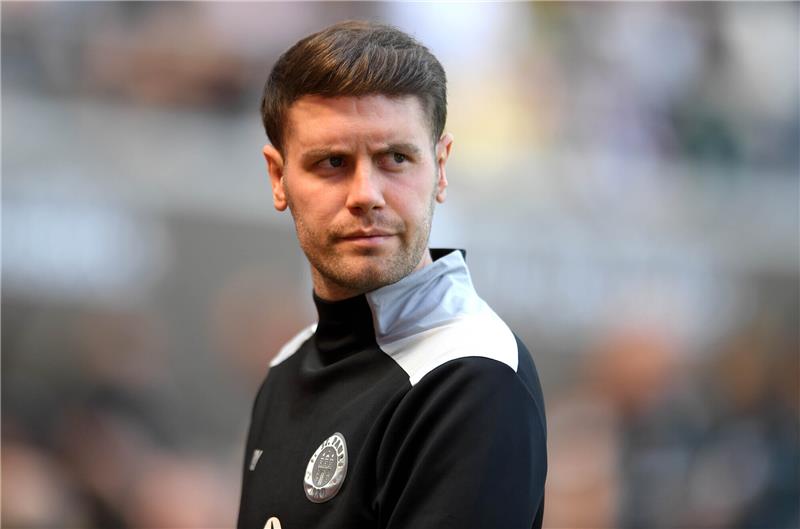 FC St. Pauli startet mit zwei Neuzugängen in die Vorbereitung Fabian Hürzeler, Trainer FC St. Pauli, aufgenommen vor Beginn des Spiels. Am Montag startet der Kiez-Club in die neue Saison. Foto: Michael Schwartz/dpa