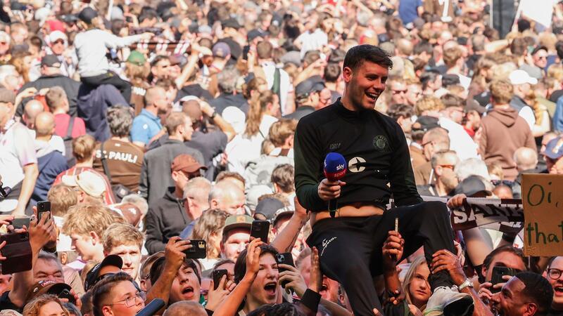 Hürzeler: In England höhere Intensität als in der Bundesliga Fabian Hürzeler lässt sich bei St. Paulis Meisterfeier von den Massen feiern - nun arbeitet er in England.