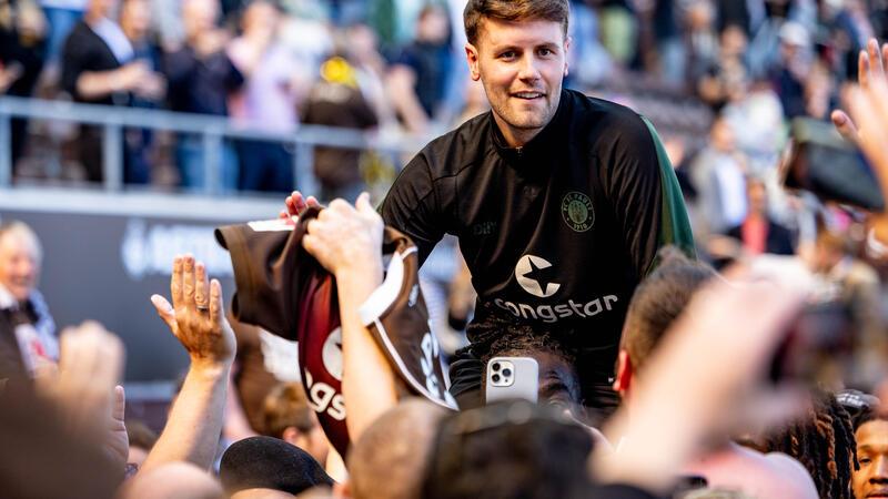 St. Pauli: Meistertrainer Hürzeler verlässt Kiezkicker ARCHIV - 12.05.2024, Hamburg: Fußball: 2. Bundesliga, FC St. Pauli - VfL Osnabrück, 33. Spieltag, Millerntor-Stadion. St. Paulis Trainer Fabian Hürzeler wird gefeiert. Hürzeler wechselt in die Premier League. (zu dpa: «Vertrag bis 2027: St. Paulis Trainer Hürzeler wechselt zu Brighton») Foto: Axel Heimken/dpa +++ dpa-Bildfunk +++