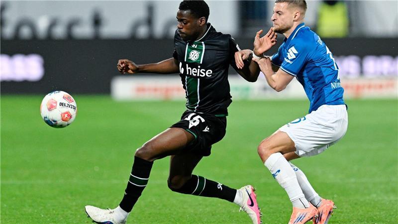 Fabian Nürnberger und der SV Darmstadt 98 laufen Hannover 96 auf dem Spielfeld und der Tabelle hinterher.