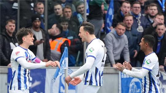 Fabian Reese (l) und Hertha BSC schossen Schalke 04 tiefer in den Abstiegskampf.