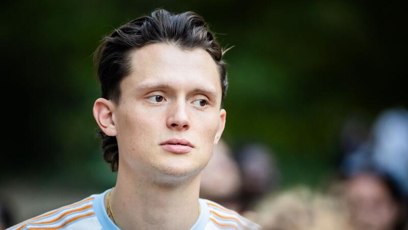Nach Fan-Kritik: Reese entschuldigt sich für T-Shirt-Panne Fabian Reese reagiert nach seiner T-Shirt-Aktion auf die Kritik seiner Fans.