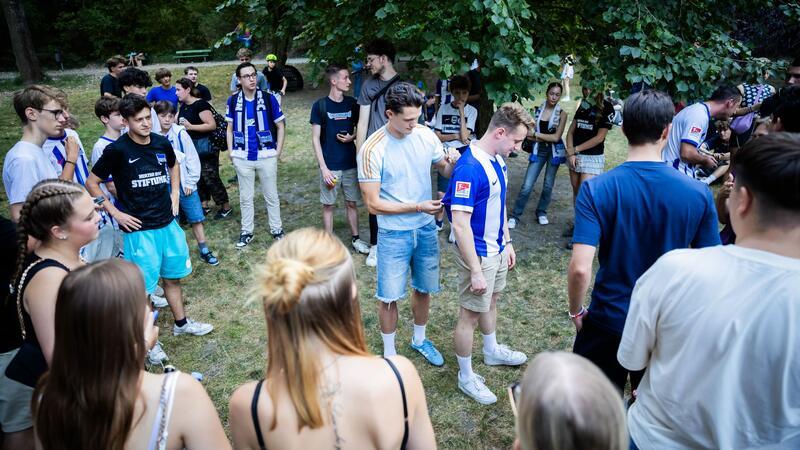 Fabian Reese schrieb Autogramme.