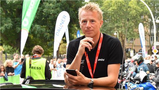 Fabian Wegmann ist seit vergangenem Jahr Sportlicher Leiter der Cyclassics. Am Sonntag sitzt er beim Profirennen im Führungsfahrzeug.