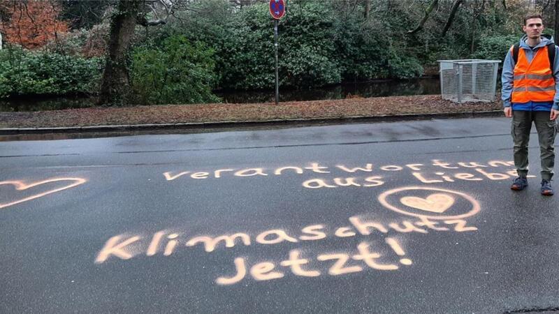 Festgeklebt: Darum protestiert ein Klimakleber aus Zeven mit der Letzten Generation Fabian sprühte die Worte „Verantwortung aus Liebe - Klimaschutz jetzt!“ auf die Straße.