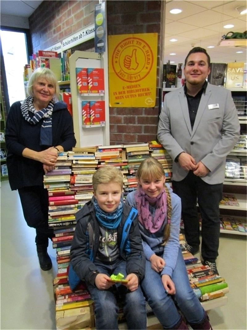 Fabian und Tilla Brüsch sind eifrige Nutzer der Neu Wulmstorfer Gemeindebücherei. Ulla Vogt und Steffen Mathess freut‘s. Foto: GNW