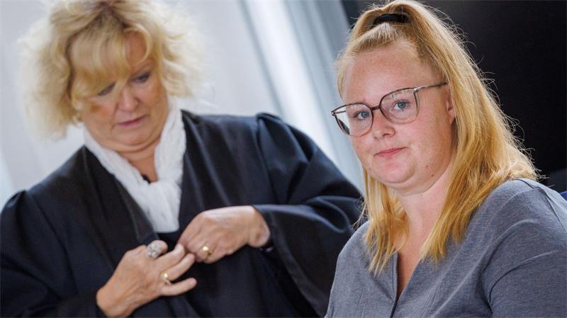 Zeuge: Fabians Vater verdächtigte auch die Angeklagte Fabians Mutter (rechts) nimmt mit ihrer Rechtsanwältin Christine Habetha (links) als Nebenklägerin an dem Prozess teil.