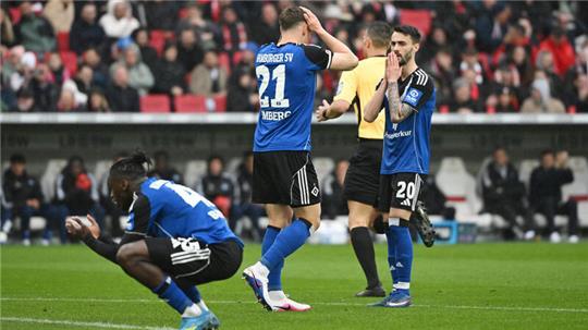 Fabio Baldé (Hamburger SV, l-r), Fábio Vieira (Hamburger SV) und Nicolai Remberg (Hamburger SV) reagieren.