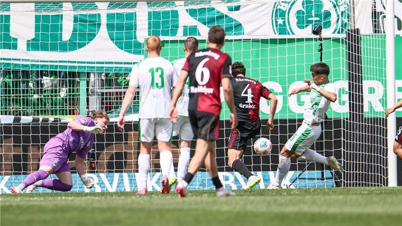 Fabio Gruber (Nr. 4) stochert den Ball zum 1:1 ins Fürther Tor.