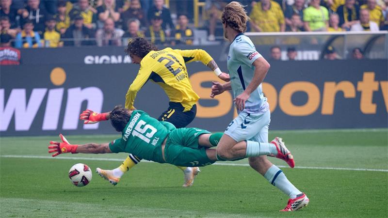 Schlotterbeck-Comeback und Fallrückzieher: BVB siegt weiter Fábio Silva (M) brachte den BVB früh in Führung.