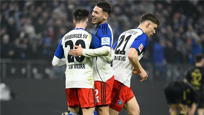 Fábio Vieira (links) und William Mikelbrencis (Mitte) jubeln nach dem HSV-Tor zum 1:0.