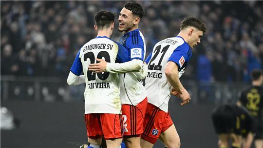 Fábio Vieira (links) und William Mikelbrencis (Mitte) jubeln nach dem HSV-Tor zum 1:0.
