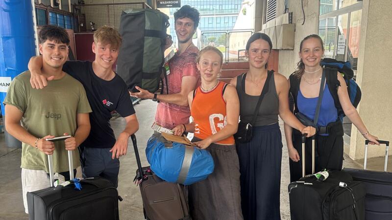 Menschen mit Koffern stehen auf dem Flughafen. 