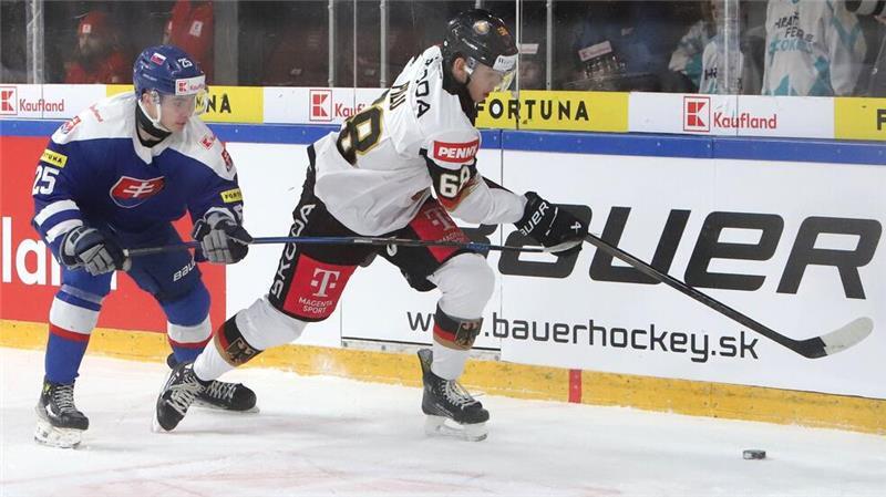 Fabrizio Pilu (r) kämpft im Länderspiel gegen die Slowakei um den Puck