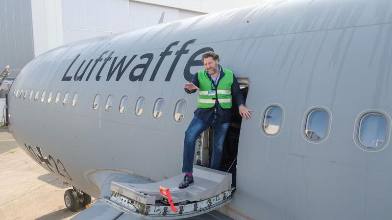Airbus-Transport verboten – Jetzt klagt der Serengeti-Park Fabrizio Sepe, Geschäftsführer des Serengeti-Parks, betrachtet die Tragflächen seinen Airbus A310.