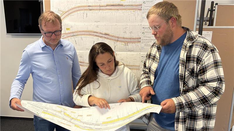 Straßenschäden: Tempo 30 durchgehend in Steinkirchen und Grünendeich Fachbereichsleiter Falk Salomon, Bürgermeisterin Sonja Zinke und der Vorsitzende des Bauausschusses der Gemeinde Steinkirchen, Hauke Eckhoff, studieren die L140-Pläne (von links).