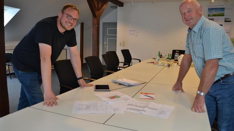 Fachbereichsleiter Frank Griemsmann (links) und Bürgermeister Bernd Tietje schauen sich die Pläne für die neue Kita in der Stader Straße an.