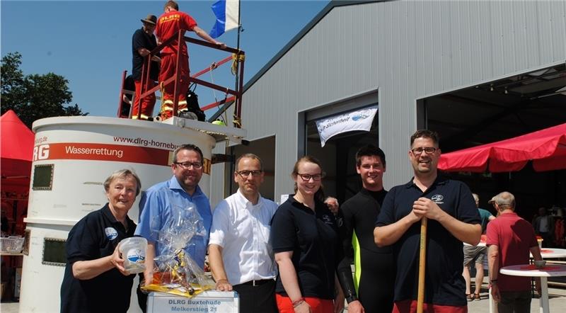 Fachbereichsleiter Ralf Dessel (2. von links)von der Stadt Buxtehude lobte das Engagement der Wasserretter : Anna-Luise Wiedemann, Stefan Tank Christina Holz, Jonathan Lehmbecker und Leif Oetzmann sammeln Spenden oder gehören zum Bautrupp d