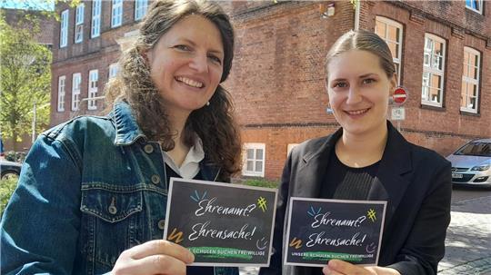Fachbereichsleiterin Annette Müller-Borghardt (links) und Laura Hasselbusch aus der Schulabteilung der Hansestadt Stade präsentieren die neuen Flyer.