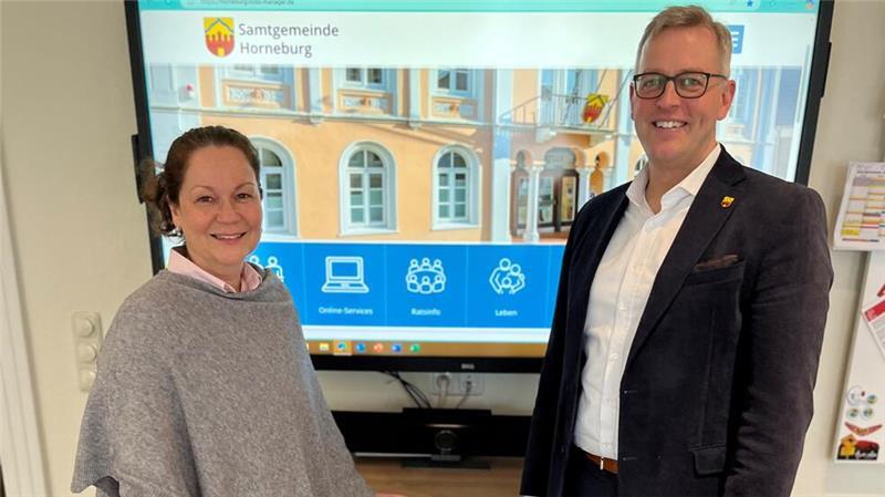 Fachbereichsleiterin Tanja Thomfohrde und Samtgemeindebürgermeister Knut Willenbockel sind sichtlich stolz auf das neue Internet-Portal.