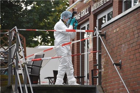 Fachermittler der Kriminalpolizei sichern Spuren in und vor dem Restaurant am Stader Hafen. Foto: Vasel