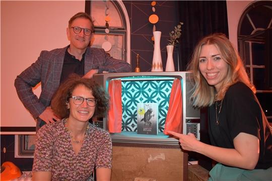 Fachgruppenleiter Torsten Lange, Bullen, Beauftragte Melanie Hainke und Buch-Bloggerin Anne Sauer gaben dem Gewinner-Titel eine feierliche Bühne.