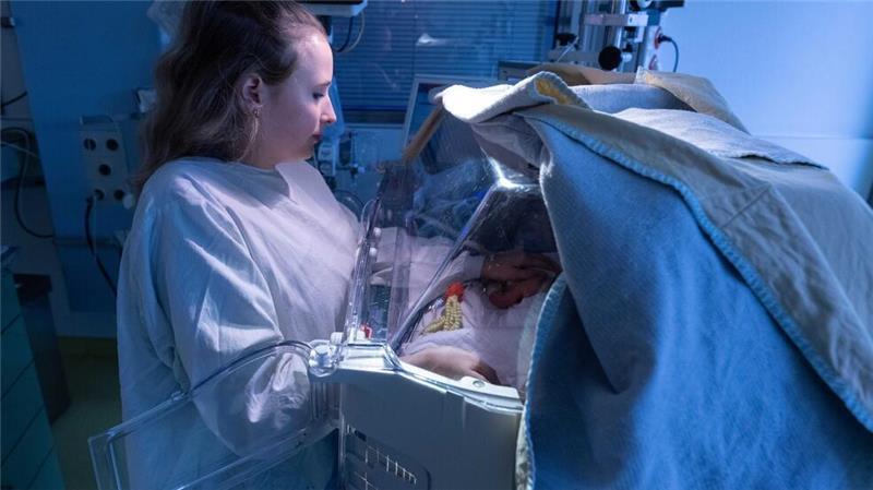 Frühstart ins Leben Fachkinderkrankenschwester Laura Waider auf großer Versorgungsrunde.