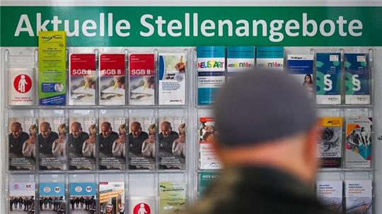 Fachkräfte dringend gesucht - aber für Asylbewerber bleibt es schwierig, auf dem Arbeitsmarkt Fuß zu fassen.