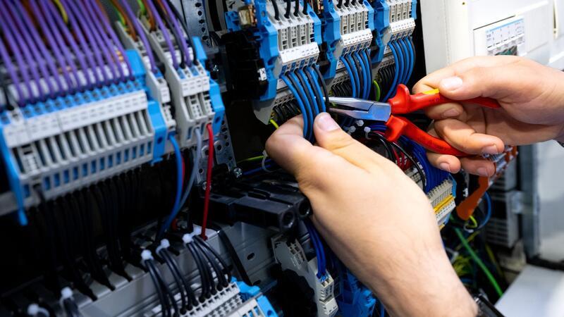 Studie: Rund 113.000 Stellen im Handwerk unbesetzt Fachkräfte für Bauelektrik sind derzeit besonders gefragt, stellt eine neue IW-Studie fest.
