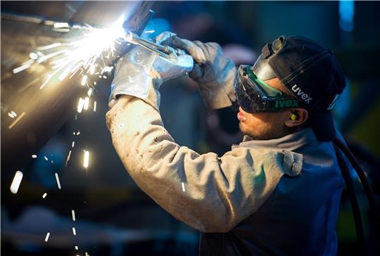 Fachkräfte, so wie hier ein Schweißer, sind in Handwerk und Industrie gleichermaßen stark nachgefragt. Foto: BilderBox