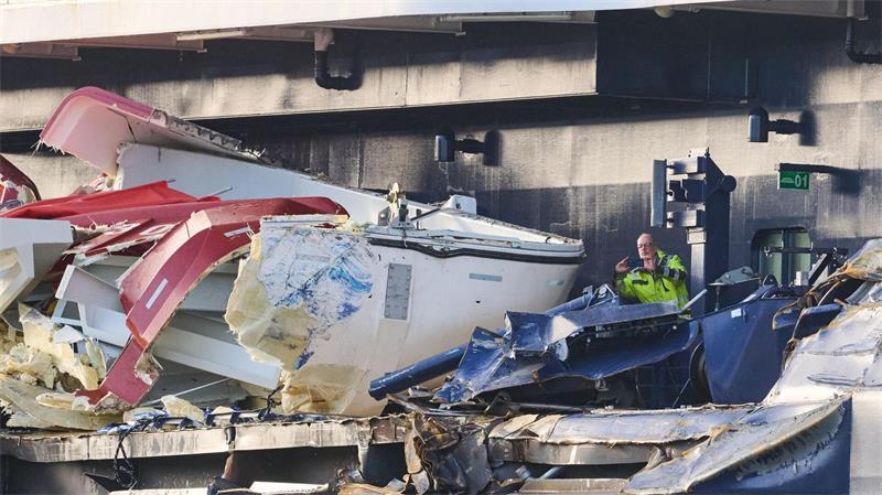 Hafenbetrieb während Unfall der „Mein Schiff 3“ lief normal Fachleute begutachten den Schaden.