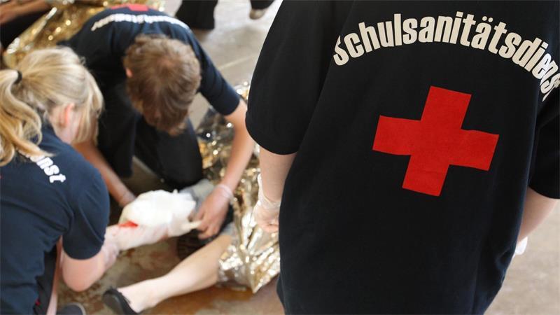Wenn das Herz stillsteht: Mit bloßen Händen Leben retten Fachleute fordern, dass alle Schüler verpflichtend Wiederbelebungsmaßnahmen in der Schule lernen. (Symbolbild)