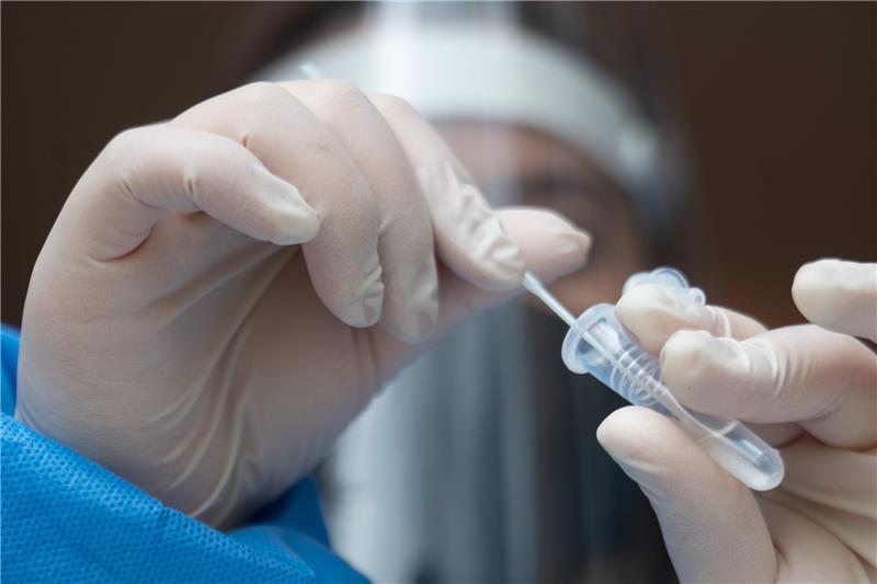 Fachleute gehen von einer hohen Corona-Zahl nicht erfasster Fälle aus, etwa weil auf einen positiven Schnelltest nicht immer ein PCR-Test folgt. Foto: Sebastian Gollnow/dpa