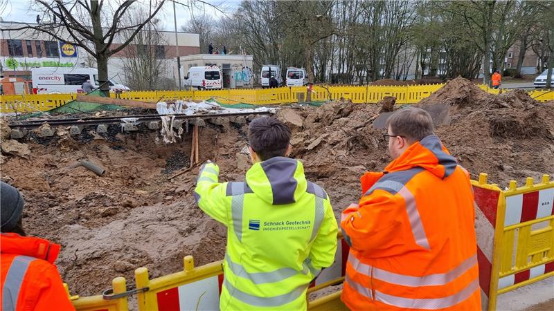 Stadtbahn-Strecke bleibt nach Bombensprengung gesperrt Fachleute nehmen den Bombenkrater an der Erich-Panitz-Straße in Augenschein. Foto: J. Fernando Martinez Lopez/TNN/dpa