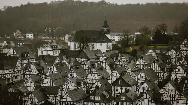 Fachwerkhäuser stehen in der Altstadt von Freudenberg.